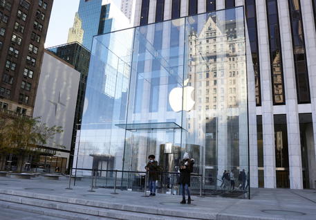 Covid: Apple chiude al pubblico i suoi negozi a New York © ANSA