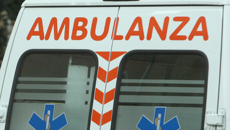 Una ambulanza in una immagine di archivio (ANSA)