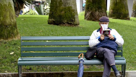 Un uomo legge su una panchina (archivio) (ANSA)