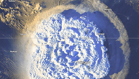 L'eruzione vulcanica sottomarina di Tonga da un satellite (ANSA)
