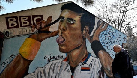 Un murale raffigurante il campione di tennis Novak Djokovic a Belgrado (ANSA)