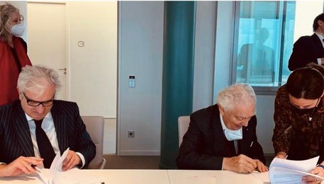 Mario Arvedi Caldonazzo e Giovanni Arvedi firmano il contratto di acquisto Ast. Foto del Gruppo Arvedi (ANSA)