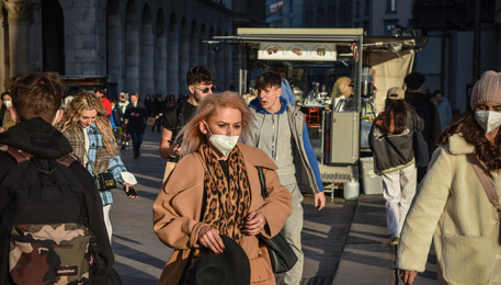 Covid: stop alla mascherina, ma a Milano tanti la indossano (ANSA)