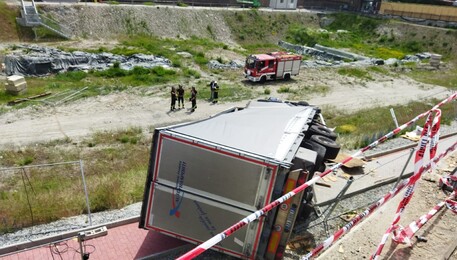 Tir finisce in cantiere ospedale Parini di Aosta (foto di Cristina Porta) (ANSA)