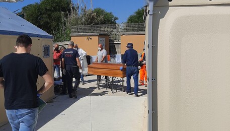 Migrante 70enne diabetica muore dopo malore a porto Roccella (ANSA)