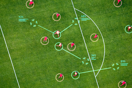 Rappresentazione grafica di come il sistema TacticAI può esere integrato in una partita di calcio reale (fonte: Google DeepMind)