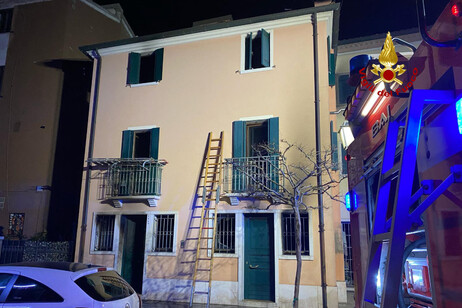 Incendio in casa a Chioggia, tre morti