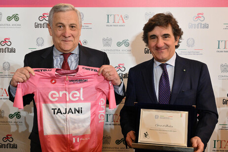Tajani riceve da Cairo una maglia rosa personalizzata