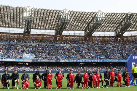 Soccer: Napoli kneel in protest against racism