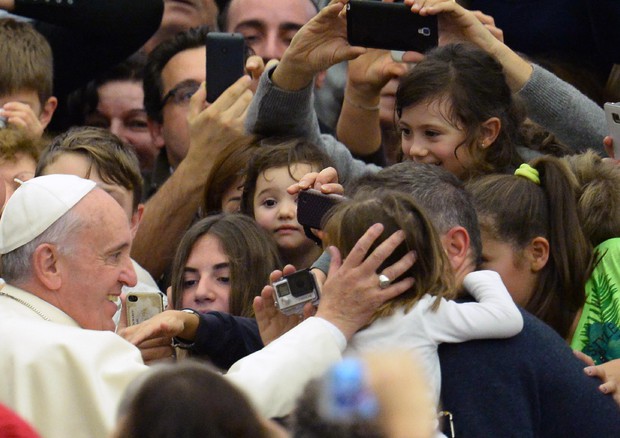 Papa Francesco: futuro umanità passa dalla famiglia © ANSA