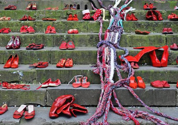 Scarpe rosse per dire no alla violenza sulle donne © ANSA 