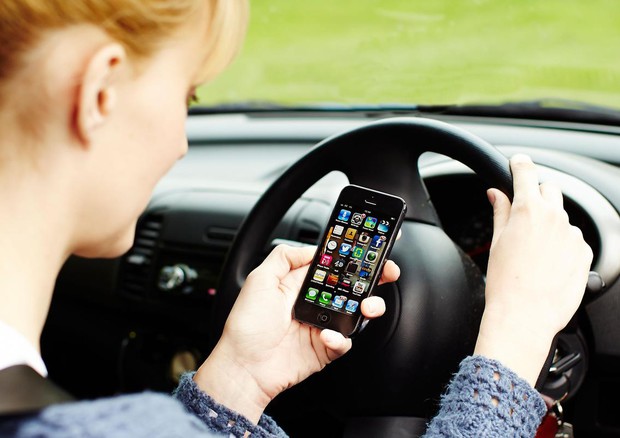Patente sospesa per uso del telefonino alla guida già alla prima infrazione © Ansa