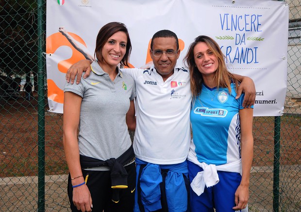 Rachid Berradi (C) accompagnato da altre due 'olimpiche', Simona La Mantina (S) e Vincenza Cal (D) © ANSA