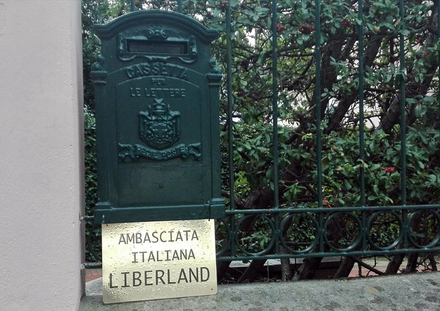 La targa apposta sotto la cassetta delle lettere di Beppe Grillo nella sua residenza di Genova S.Ilario © ANSA