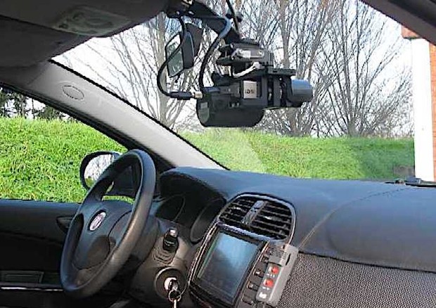 Controllo velocità a bordo auto, va segnalato come l'autovelox © Comune di Bologna