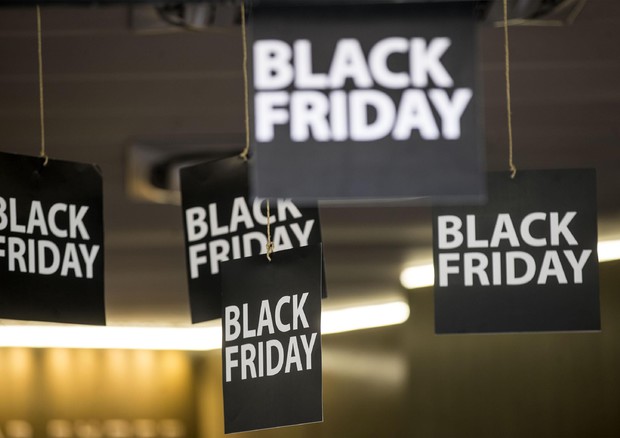 Black Friday nei negozi del centro storico della capitale © ANSA