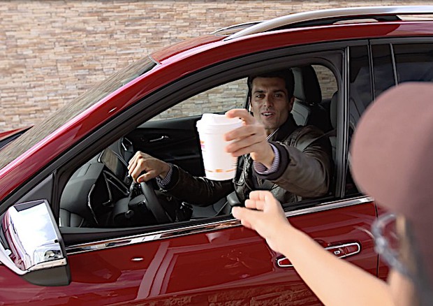 Negli States su auto GM il navigatore ordina e paga il caffè © GM