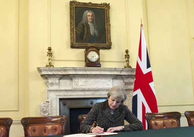 British Prime Minister signs letter to European Council setting out withdraw from the European Union © EPA
