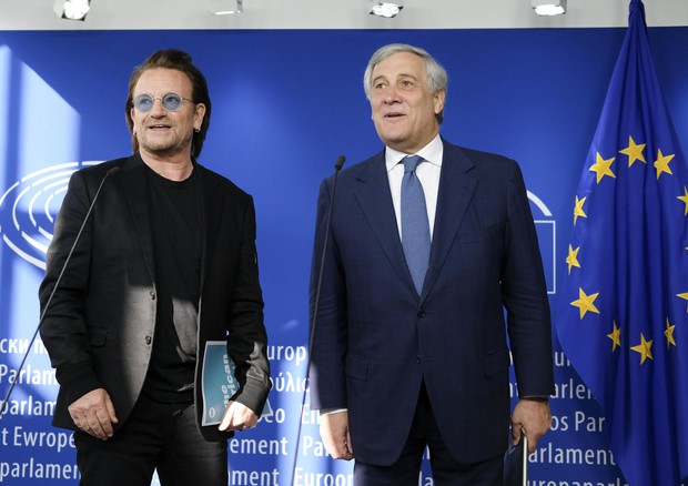 Bono a Bruxelles, serve Europa romantica contro nazionalismo (foto: EPA)