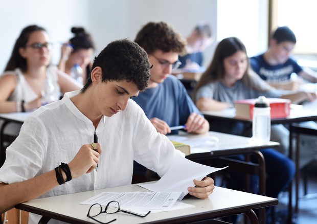 Gli studenti affrontano la prova di Italiano al liceo d'Azeglio © ANSA