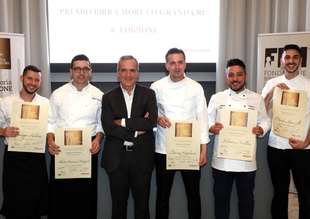 Alfredo Pratolongo, presidente Fondazione Birra Moretti, con i cinque chef finalisti © ANSA
