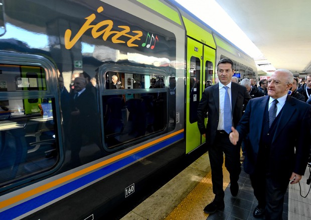 L'Ad di Trenitalia Orazio Iacono e il presidente della Regione Campania Vincenzo De Luca, durante la presentazione del primo treno del secondo lotto dei Treni Jazz per le tratte regionali © ANSA