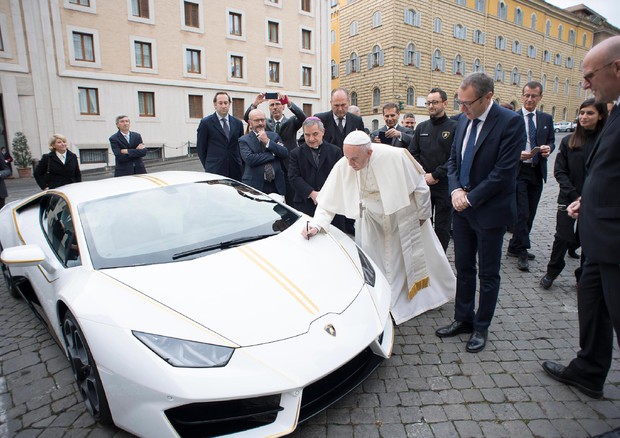 Papa:venduta all'asta a 715mila euro 'sua' Lamborghini © EPA