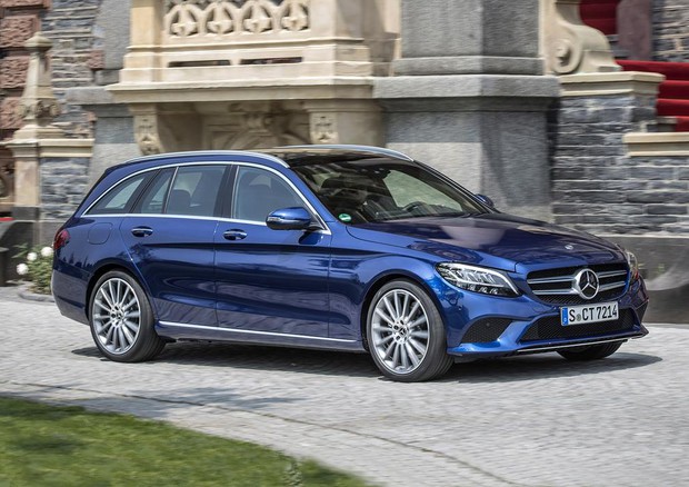 La nuova generazione della Mercedes Classe C arriva nelle varianti Berlina e Wagon, oltre che Cabrio e Coupe' © Daimler Press