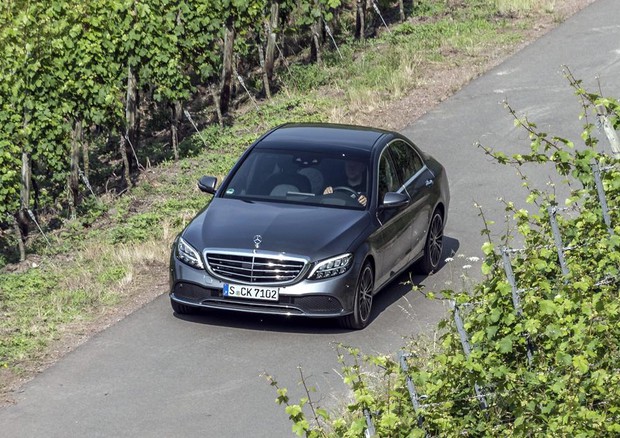 Comportamento sportivo e rispetto ambientale con la nuova Mercedes C200 dotata di motore 1.5 benzina con EQ Boost © Daimler Press