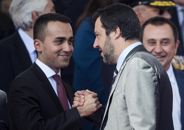 Il ministro dello Sviluppo Economico e Lavoro e vicepremier Luigi Di Maio (S) con il ministro degli Interni e vicepremier Matteo Salvini © ANSA