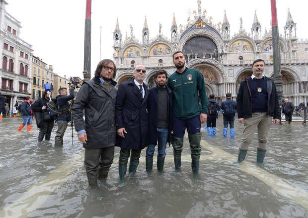 La Nazionale calcio in piazza San Marco: Vialli e Donnaruma con dirigenti del calcio Venezia © ANSA