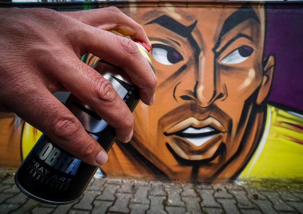 Il murale di Raffo Art dedicato a Kobe Bryant a Casalnuovo (Napoli) © ANSA