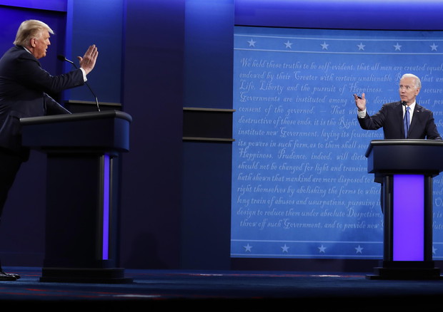 Donald Trump e Joe Biden nell'ultimo duello tv (foto: EPA)