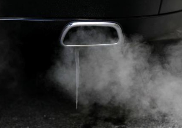 Auto, nei primi 10 mesi calano del 17,7% le emissioni di CO2 © ANSA