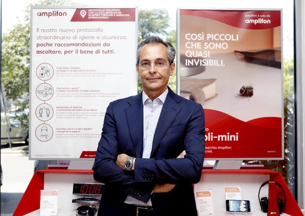 Il general Manager di Amplifon Italia, Federico Bardelli, nello store Amplifon di piazzale Baracca a  Milano © ANSA