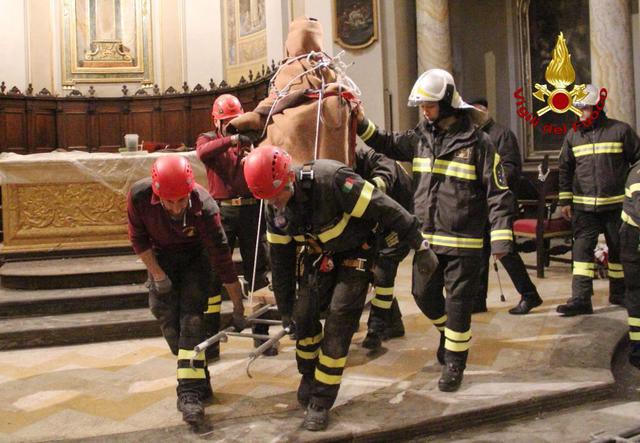 Terremoto: statua S. Lucia Fabriano trasferita in Duomo © Ansa