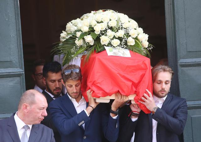 Un momento dei funerali di Luca Russo © 