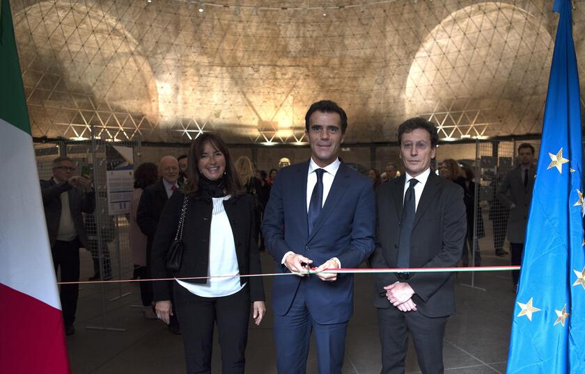 Il sottosegretario Sandro Gozi inaugura la mostra fotografica - RIPRODUZIONE RISERVATA