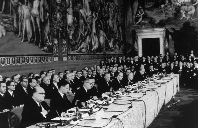 Roma, 25 marzo 1957 - Firma dei Trattati istitutivi della Comunità Economica Europea (CEE) e della Comunità Europea dell 'Energia Atomica (Euratom). ANSA - RIPRODUZIONE RISERVATA