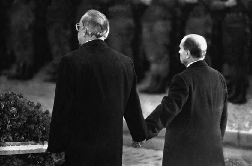 Verdun, 22 settembre 1984 - Il Cancelliere tedesco Helmut Kohl ed il Presidente francese Francois Mitterrand si tengono per mano durante la commemorazione della battaglia pi cruenta della prima guerra mondiale. ANSA - RIPRODUZIONE RISERVATA
