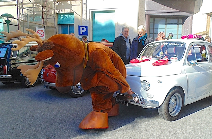 La Befana come ogni anno arriva al Gaslini in Fiat 500 © ANSA/Fiat 500 Club Italia