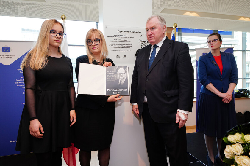 La moglie di Adamowicz riceve il libro di condoglianze firmato dai membri del Comitato Ue delle Regioni - fonte: CdR - RIPRODUZIONE RISERVATA