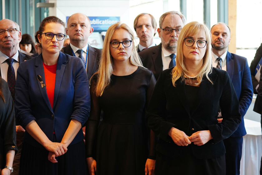 La sindaca di Danzica Dulkiewicz con la famiglia dell 'ex primo cittadino Adamowicz - fonte: CdR - RIPRODUZIONE RISERVATA