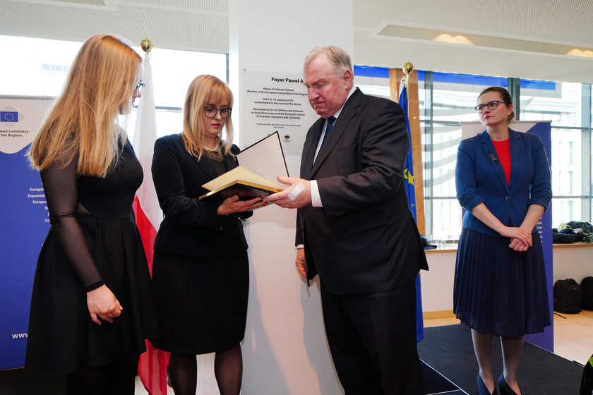 Il presidente del CdR Lambertz consegna alla moglie di Adamowicz il libro di condoglianze - fonte: CdR - RIPRODUZIONE RISERVATA