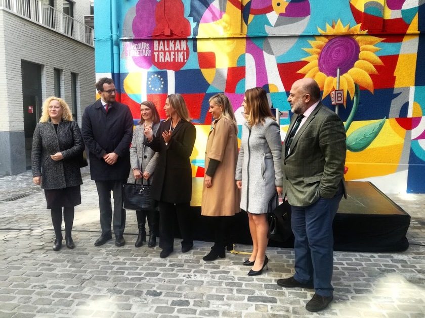 Murales Balcani Bruxelles, Mogherini con gli ambasciatori dei 6 Paesi balcanici - RIPRODUZIONE RISERVATA