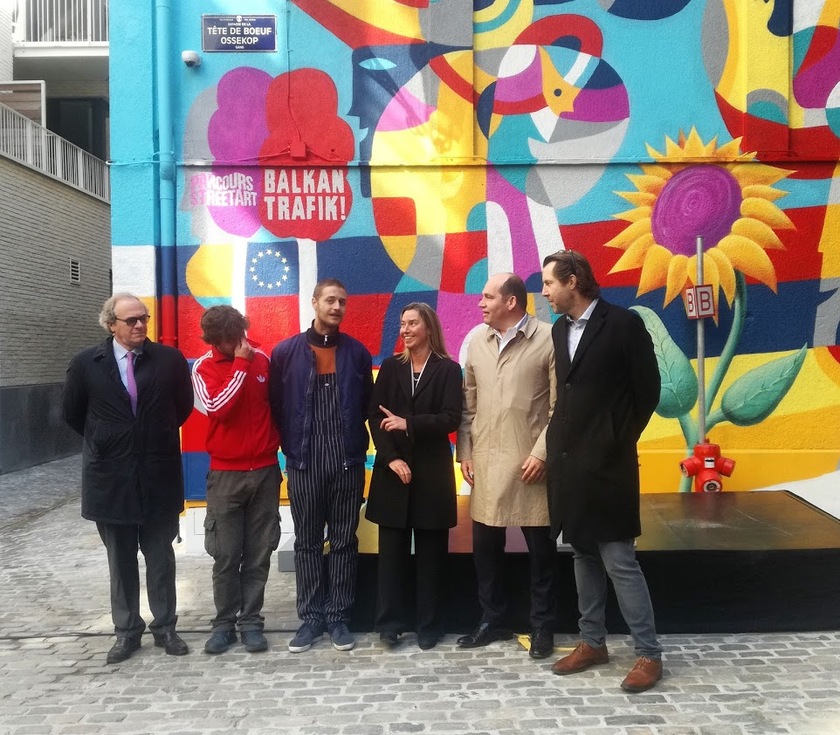 Murales Balcani Bruxelles, Mogherini con l 'artista Rikardo Druškić e gli organizzatori del Balkan Trafik - RIPRODUZIONE RISERVATA