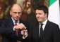 Enrico Letta e Matteo Renzi durante il tradizionale scambio della campanella utilizzata dal premier per dare inizio alle riunioni del Cdm a Palazzo Chigi © Ansa
