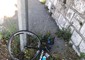 La foto della bicicletta distrutta di Chris Froome, investito da un'auto in allenamento, © ANSA