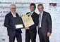 Beppe Severgnini e Alfredo Pratolongo consegnano il premio ad Alberto Angela per lo speciale di Rai1  'Stanotte a San Pietro' © Ansa