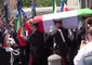Applausi all'uscita della bara ai funerali del carabinieri ucciso © ANSA